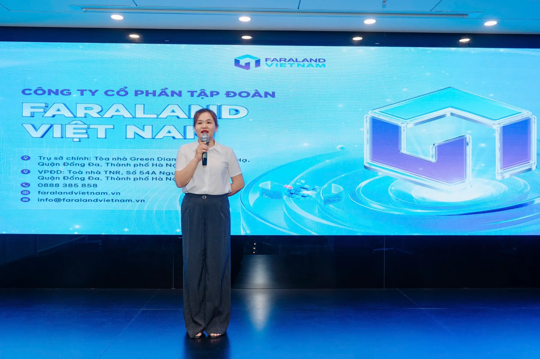 Thành viên chia sẻ tại chương trình nội bộ Faraland Việt Nam
